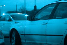 Voiture sur un parking, la nuit